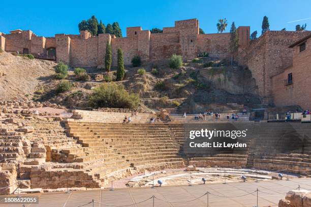 touristes au théâtre romain et à l’alcazaba de malaga ; espagne; - malaga photos et images de collection