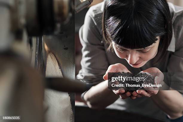 weibliche kleinunternehmen eigentümer riechen frisch gerösteten kaffee - chef smelling food stock-fotos und bilder