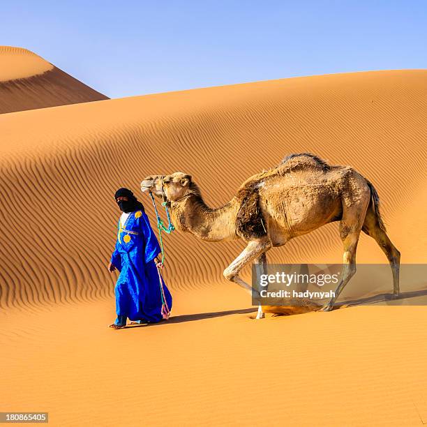 young tuareg con camellos en el desierto del sáhara del oeste en áfrica - touareg fotografías e imágenes de stock