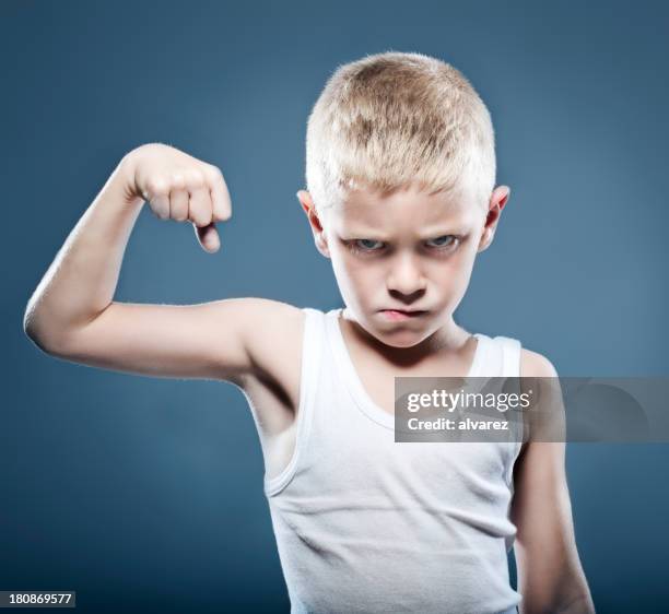 junge kind zeigt seine muskeln - boy in hard hat stock-fotos und bilder