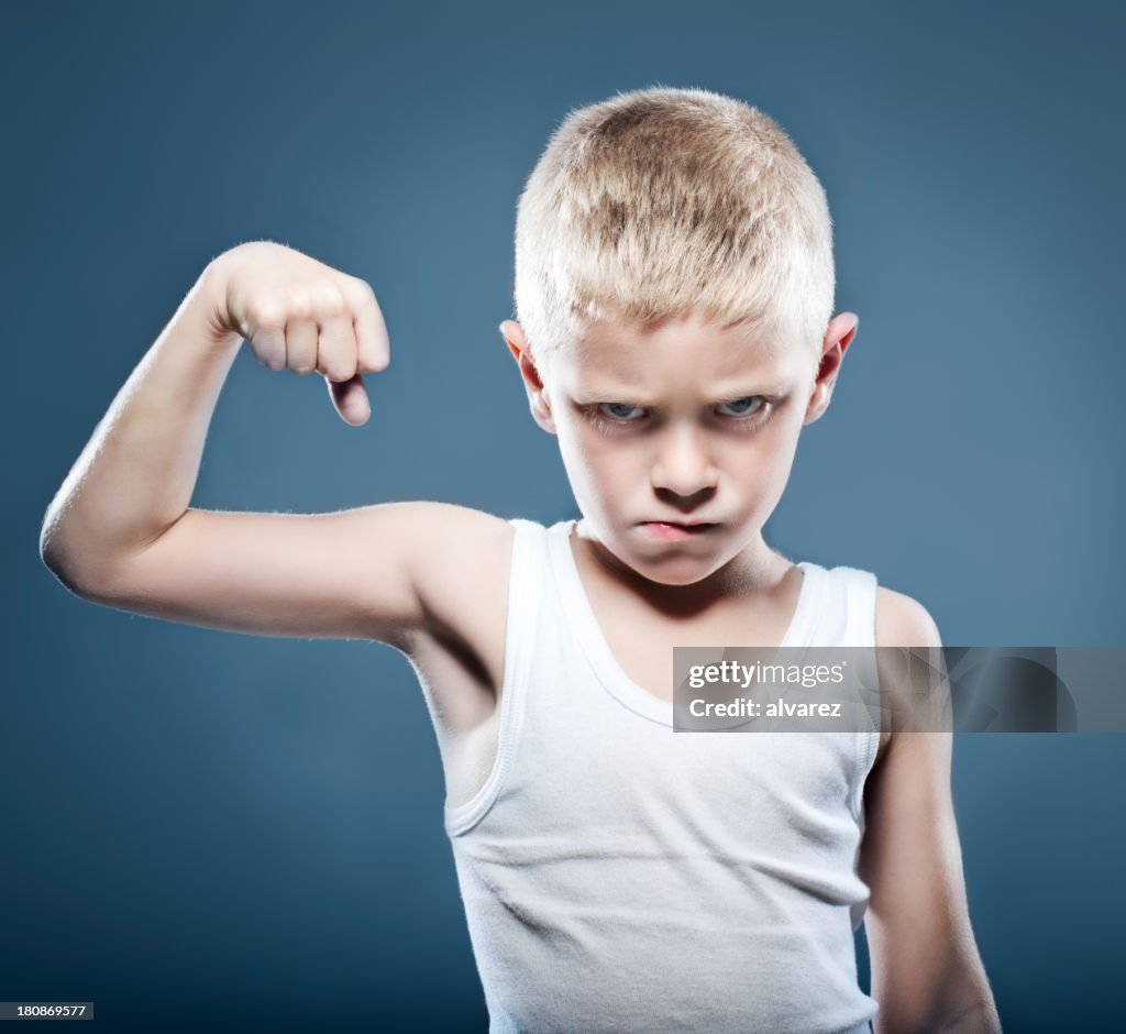 Jovem criança, mostrando os músculos