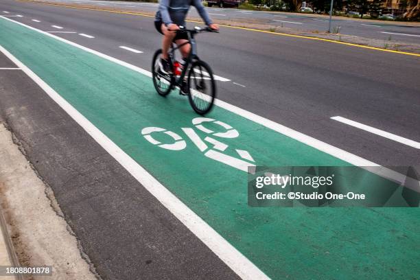 pedaling on green - carril para ciclistas fotografías e imágenes de stock