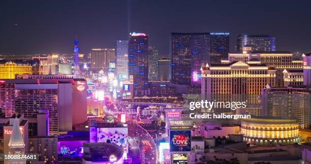 casinos entlang des las vegas strip bei nacht - luftaufnahmen - las vegas stock-fotos und bilder