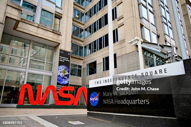 nasa headquarters, washington, d.c. (usa) - iss window stock pictures, royalty-free photos & images