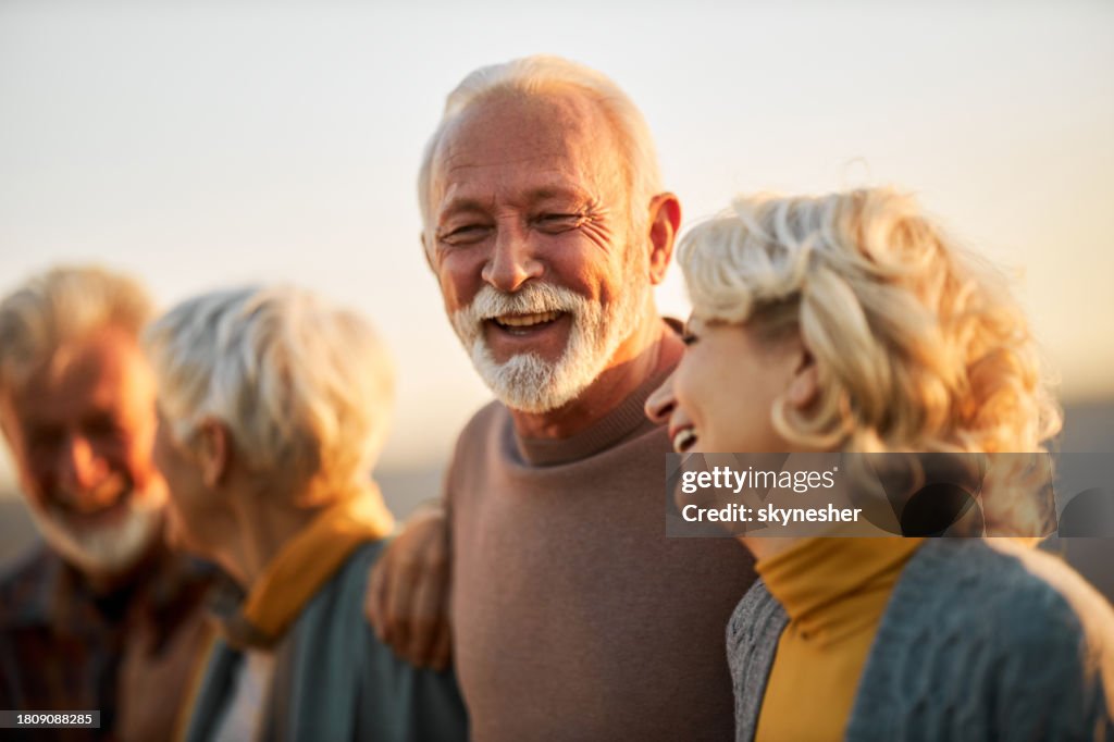 Heureux homme mûr appréciant avec ses amis dans la nature.