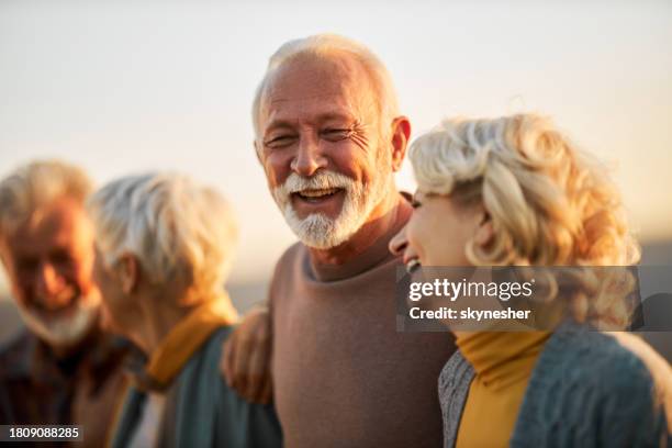 felice uomo maturo che gode con i suoi amici nella natura. - vecchio foto e immagini stock