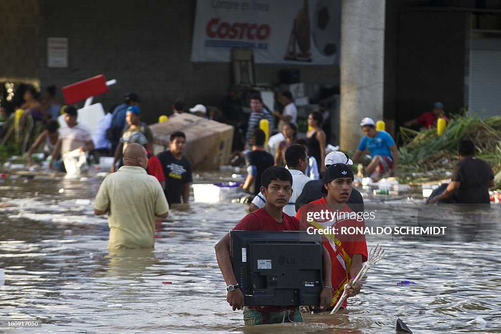 MEXICO-FLOODS-LOOTING