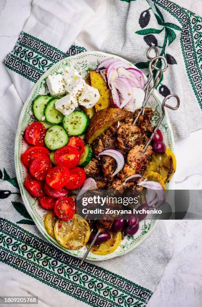 greek chicken kebab with vegetable salad. - vegetable kebab stock pictures, royalty-free photos & images