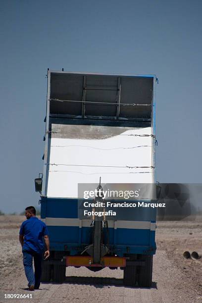 camion de abono - abono stock pictures, royalty-free photos & images