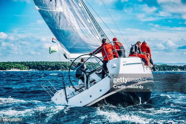 navegación a vela en el regatta tripulación - competición por equipos fotografías e imágenes de stock