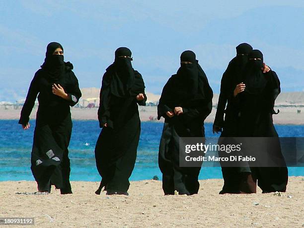 Hijab niqab burka chador jordan giordania aqaba "gulf of aqaba" "golfo di aqaba" "mar rosso" "red sea" mar rojo sea mare red rosso gulf golfo people...