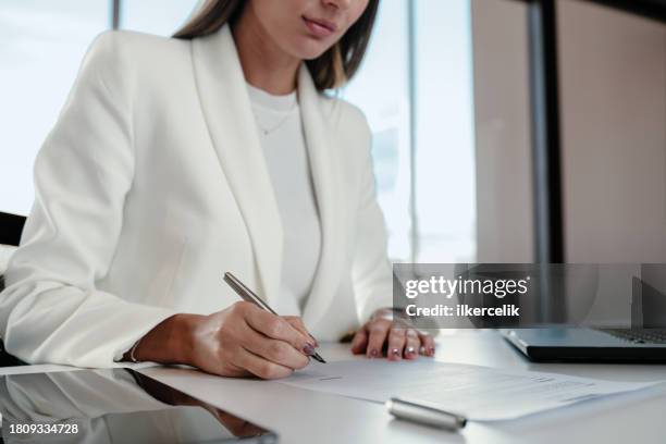 empresária assinando documento oficial - notário - fotografias e filmes do acervo