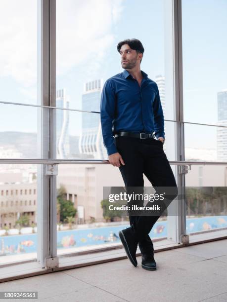 young businessman outdoors on the office terrace - mid volwassen vrouw stockfoto's en -beelden