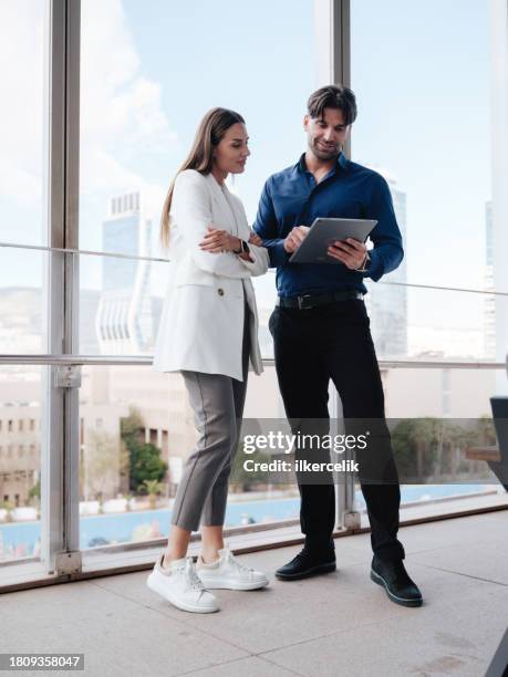 geschäftsmann und geschäftsfrau diskutieren über ihr projekt im freien auf der büroterrasse - meeting candid office suit stock-fotos und bilder