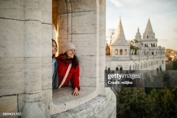 mère et fils au bastion des pêcheurs profitant de la vue - budapest hungary bastion photos et images de collection