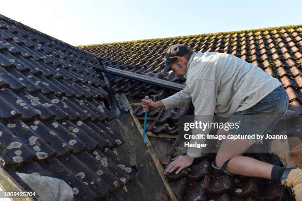 roofing outdoor services - roof inspector stock pictures, royalty-free photos & images