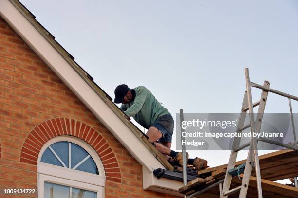 roofing outdoor services - dakdekker stockfoto's en -beelden