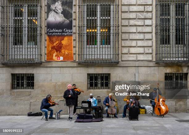 a group of musicians perform on street of madrid - instrumento-de-corda imagens e fotografias de stock