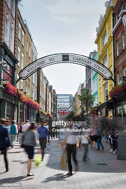 carnaby street in london - carnaby street imagens e fotografias de stock