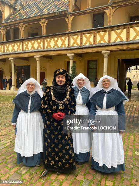 Homme déguisé en Charles le Téméraire accompagné de religieuses hospitalières lors d'une animation le 19 novembre 2023 aux Hospices de Beaune.