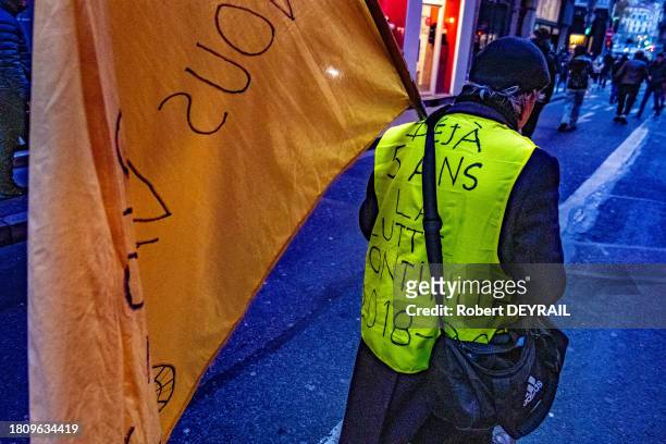Un homme avec un gilet jaune portant l'inscription "DÉJÀ 5 ANS LA LUTTE CONTINUE" lors du cinquième anniversaire du mouvement des Gilets Jaunes le 18...