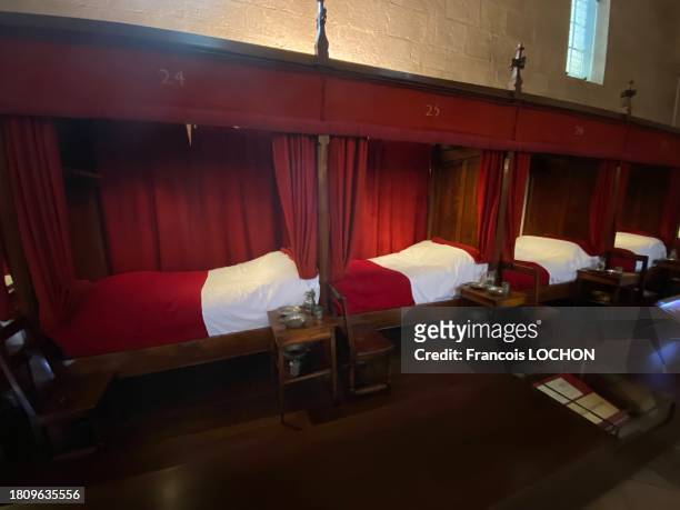 La Grande Salle des "Pôvres" avec des lits à rideaux aux Hospices de Beaune le 1er octobre 2021.