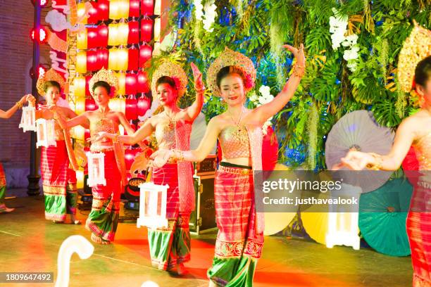 row of dancing thai women with candle lanterns - cidade de chiang mai imagens e fotografias de stock