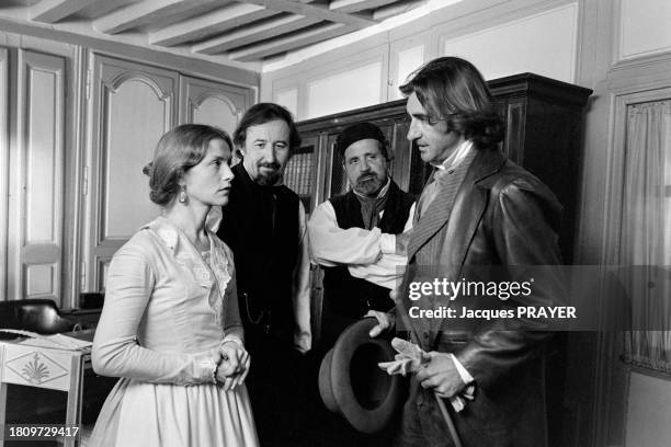 Isabelle Huppert, Jean-François Balmer, Jean Yanne et Christophe Malavoy sur le tournage du film 'Madame Bovary' à Lyons-la-Forêt en septembre 1990