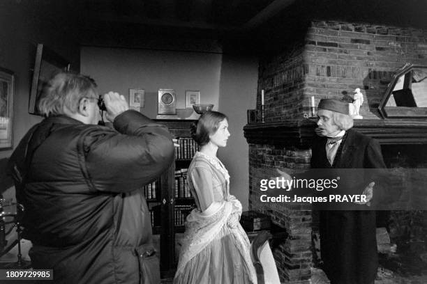 Isabelle Huppert et le réalisateur Claude Chabrol sur le tournage du film 'Madame Bovary' à Lyons-la-Forêt en septembre 1990