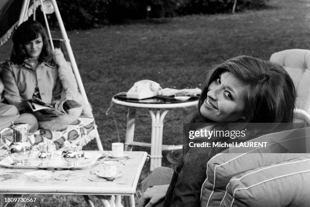 Maureen Kerwin et Catherine Rouvel sur le tournage du film 'Marseille contrat' en janvier 1974