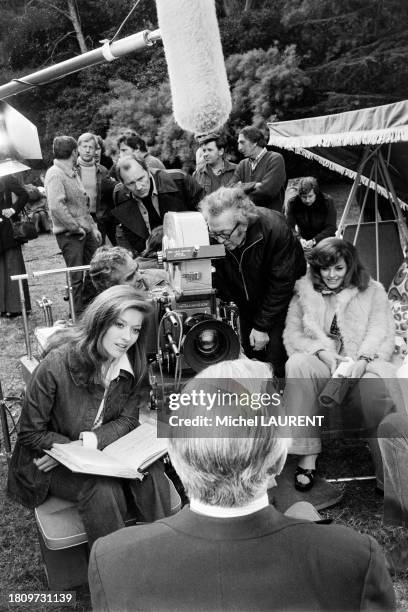 Catherine Rouvel, Maureen Kerwin, James Mason de dos sur le tournage du film 'Marseille contrat' en janvier 1974