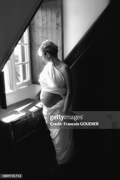 Femme enceinte près d'une fenêtre en mars 1991.