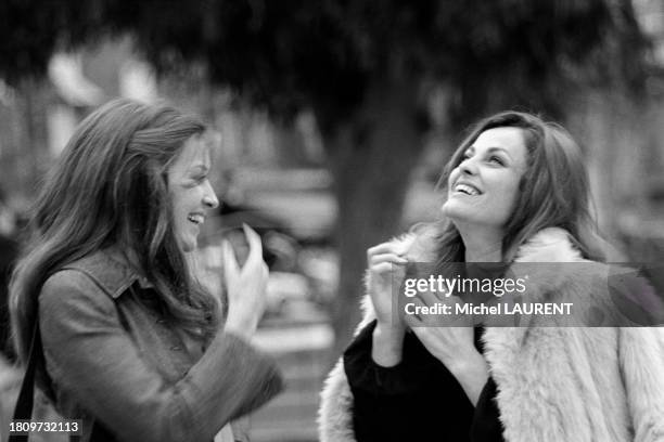 Maureen Kerwin et Catherine Rouvel sur le tournage du film 'Marseille contrat' en janvier 1974