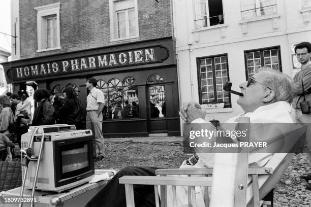 Le réalisateur Claude Chabrol sur le tournage de son film 'Madame Bovary' à Lyons-la-Forêt en septembre 1990