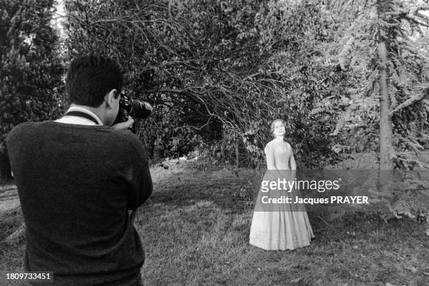 Séance photo pour Isabelle Huppert sur le tournage du film 'Madame Bovary' à Lyons-la-Forêt en septembre 1990