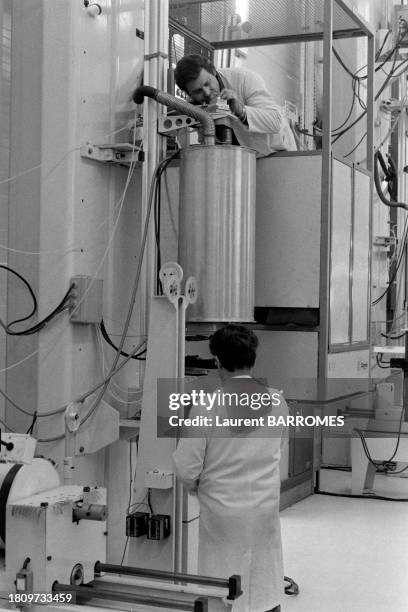 Ouvrier d'une usine de fabrication de câble de fibre optique le en février 1983.