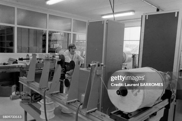 Ouvrier d'une usine de fabrication de câble de fibre optique le en février 1983.