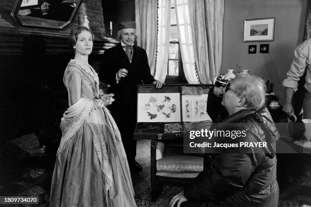 Isabelle Huppert et le réalisateur Claude Chabrol sur le tournage du film 'Madame Bovary' à Lyons-la-Forêt en septembre 1990