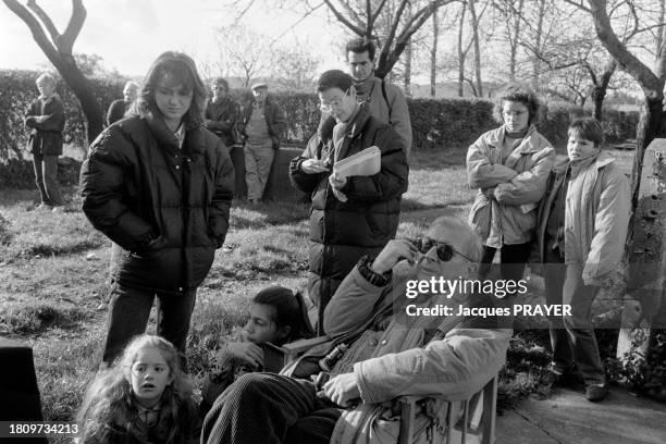 Le réalisateur Claude Chabrol sur le tournage de son film 'Madame Bovary' à Lyons-la-Forêt en septembre 1990