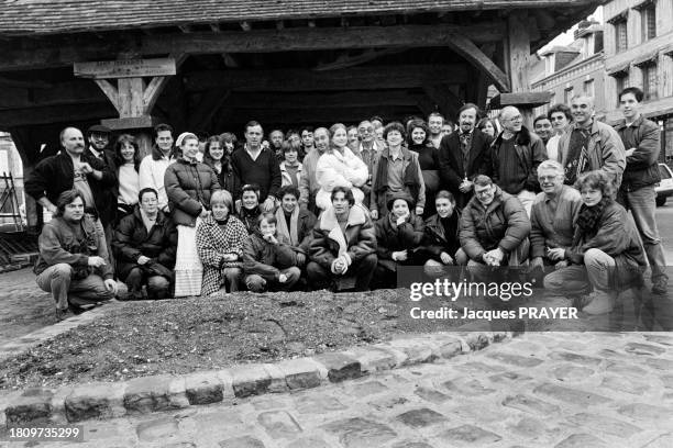 Isabelle Huppert, Claude Chabrol et l'équipe sur le tournage du film 'Madame Bovary' à Lyons-la-Forêt en septembre 1990