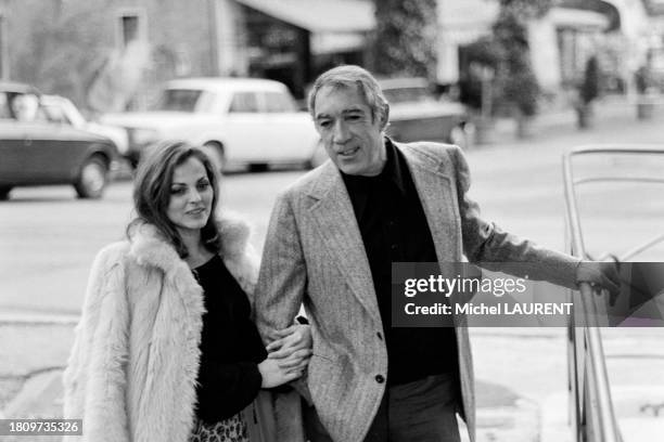 Anthony Quinn et Catherine Rouvel sur le tournage du film 'Marseille contrat' en janvier 1974