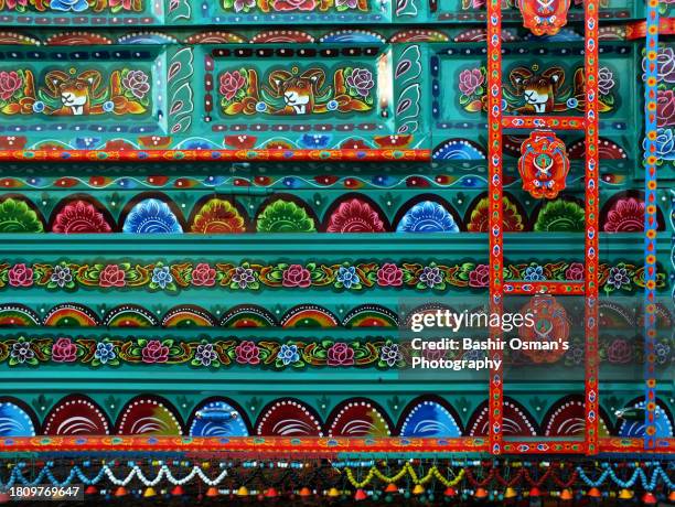 artisan applying beautifying work on a vehicle - pakistanische-kultur stock-fotos und bilder