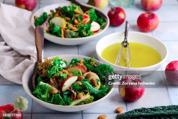 vegetarian salad of green kale  apples and almond - almond meal stockfoto's en -beelden