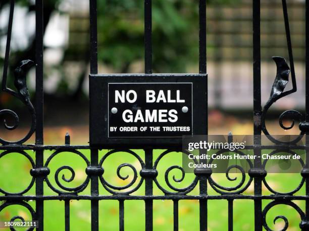 "no ball games" written on the wrought iron gate of a shared garden in london, england, united kingdom - confidential englischer begriff stock-fotos und bilder