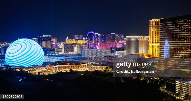 hotels und unterhaltungsmöglichkeiten in las vegas bei nacht - aerial - vegas stock-fotos und bilder