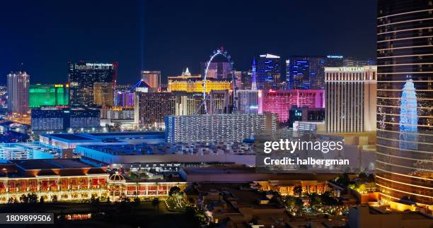 hotels und casinos in las vegas bei nacht - las vegas stock-fotos und bilder