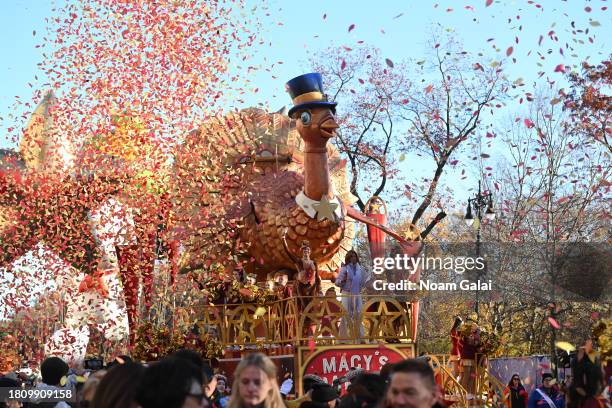 Turkey Float 4,810 Thanksgiving Day Parade Float Stock Photos, High-Res Pictures ...