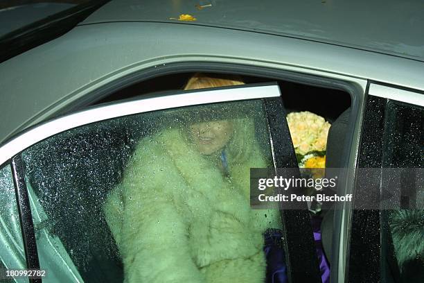 Braut Kristina Bach, Hochzeit, nach der standesamtlichen Trauung, Stromberg am Main, , auf dem Rücksitz des Brautwagens, Daimler, Mercedes Benz, Pkw,...