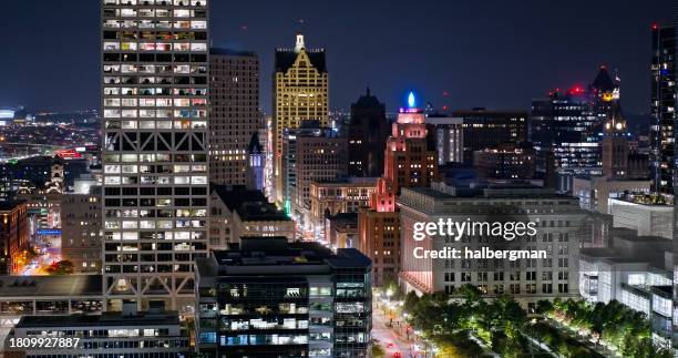 tiro de drone da avenida wisconsin em milwaukee à noite - milwaukee - fotografias e filmes do acervo