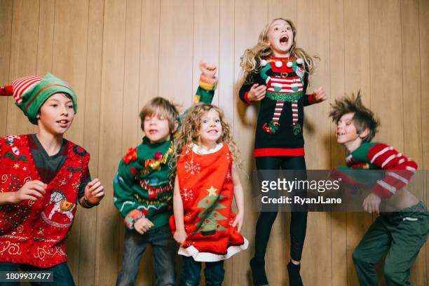 gruppe von kindern mit hässlichen weihnachtspullovern - ugly boys fotos stock-fotos und bilder